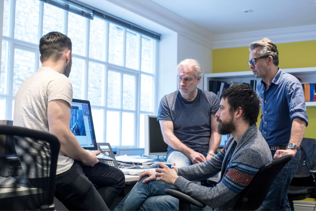 Équipe collaborative travaillant sur des stratégies digitales innovantes