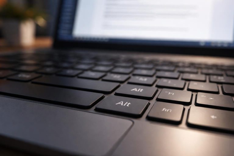 clavier-moderne-touche-alt-ecran-flou